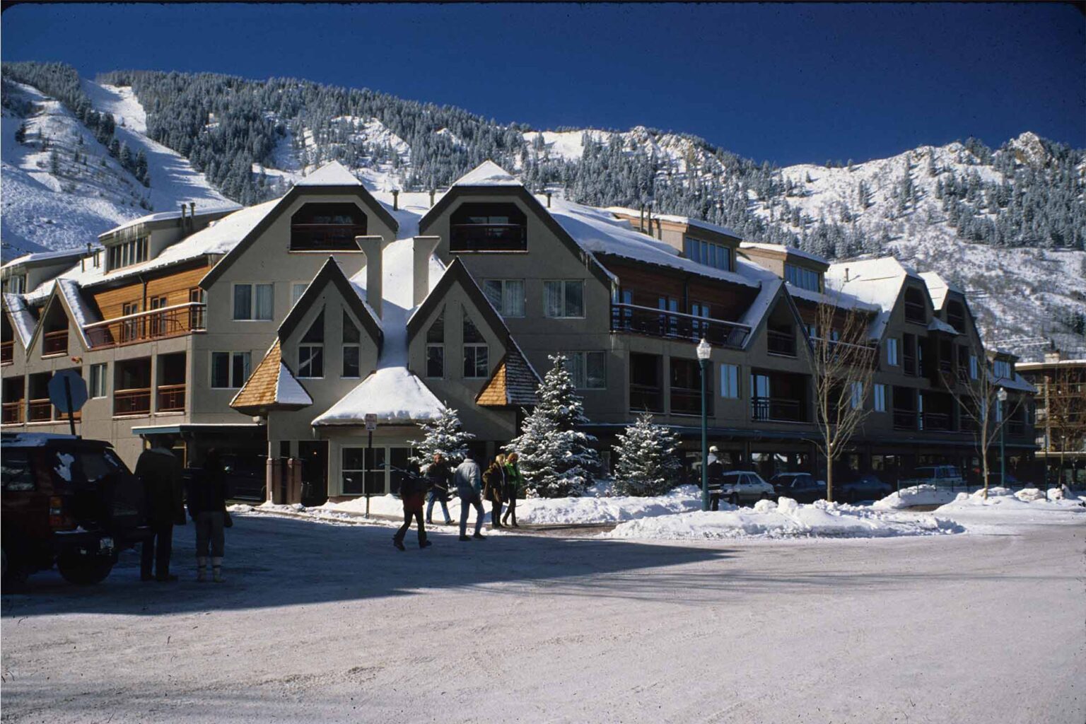 Celebrating 35 Years of The Little Nell: A Legacy in Aspen - Après