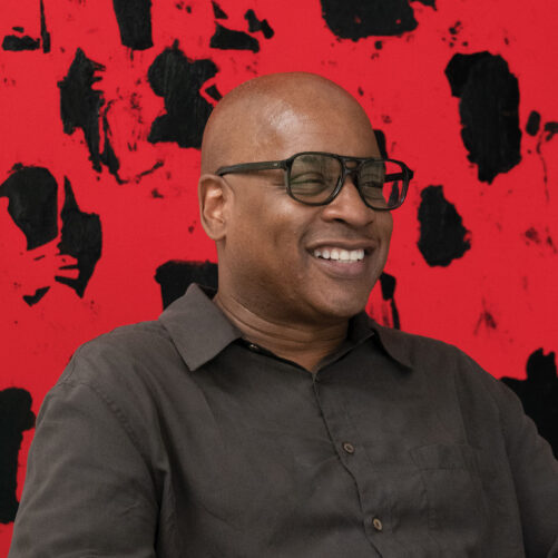 Glenn Ligon is the recipient of the 2025 Lewis Family Art Award at the Aspen Art Museum. Photography by Paul Mpagi Sepuya.